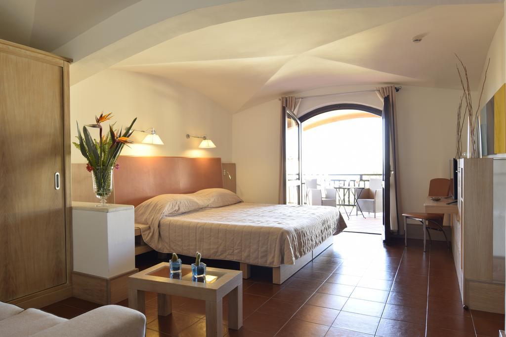 Hotel Le Ginestre Порто Черво Екстериор снимка