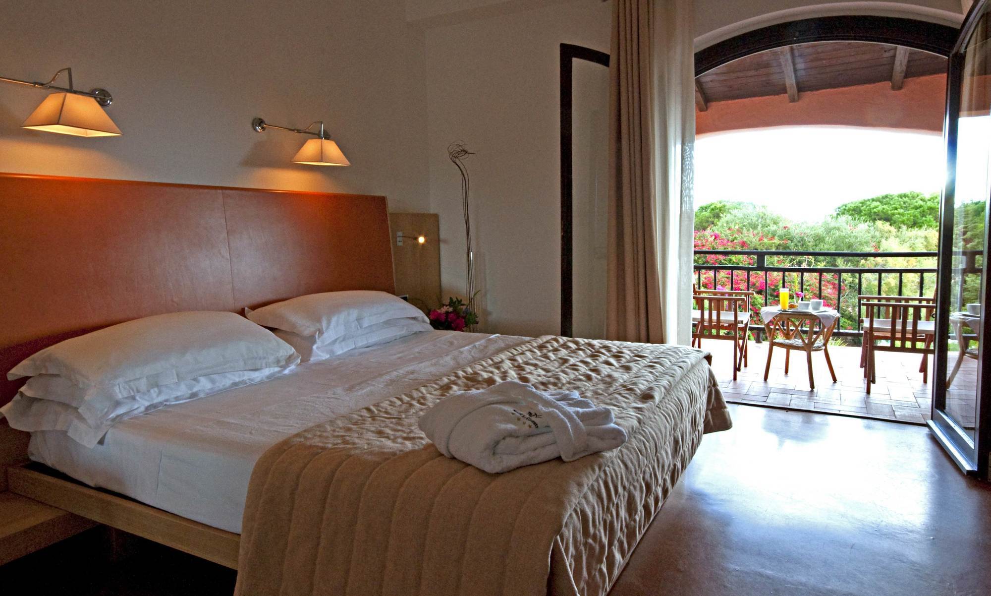 Hotel Le Ginestre Порто Черво Екстериор снимка